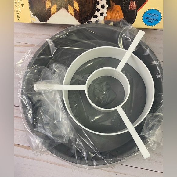 Chicago Metallic 9" Round Checkerboard Cake Pan Set New - Picture 3 of 4